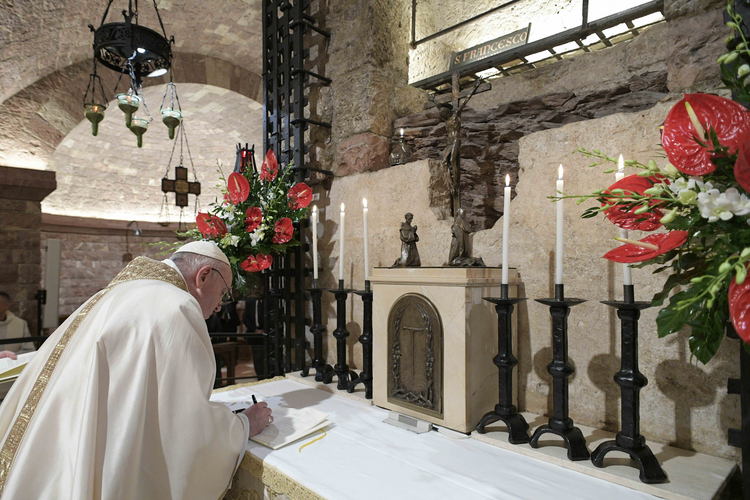Le Saint Père en train de signer sa nouvelle encyclique "Fratelli Tutti, fraternité et amitié sociale" après avoir célébré la messes dans la basilique Saint-François, à Assise, en Italie le 3 oct 2020