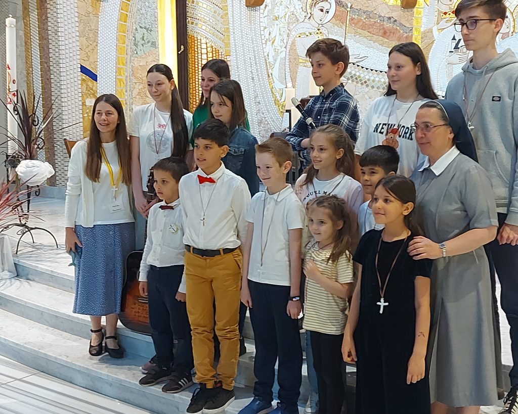 Enfants missionnaires en Roumanie CEME 2024 avec Sr Roberta Tremarelli Secrétaire générale de l'EM à Rome